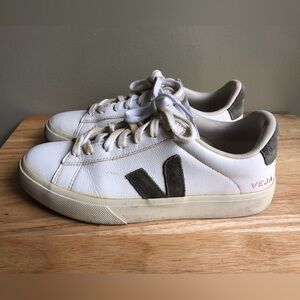 VEJA Womens T2 Leather Sneaker 
Size: US 9 EUR 40